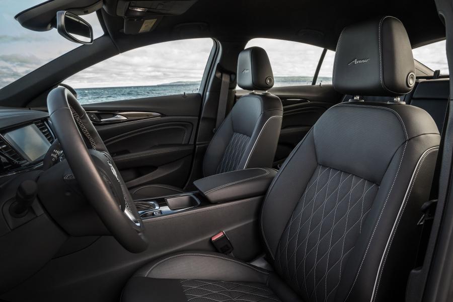 Интерьер Buick Regal Avenir 2018 года  (NA) (фото 6 из 14)